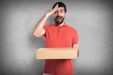Yakışıklı adam holding kutuları