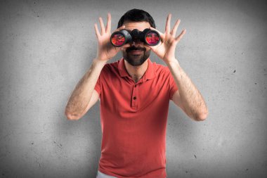Dürbün ile yakışıklı adam