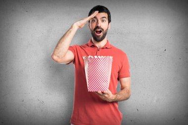 Yakışıklı adam yeme popcorns