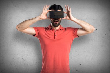 Şaşırmış adam VR gözlük kullanma
