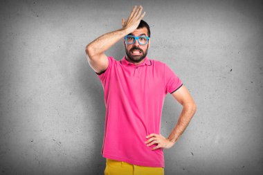 Adam renkli giysileri düşünme ile