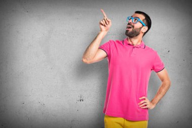 Adam renkli giysileri düşünme ile