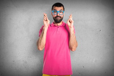 Adam parmaklarıyla geçiş renkli giysileri ile