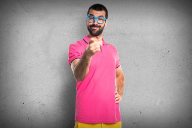 Adam renkli giysileri öne işaret ile