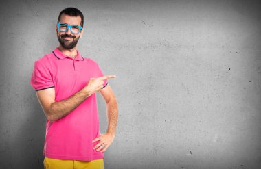 Renkli elbise için lateral işaret eden adamla