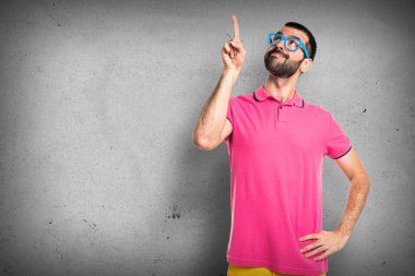 Adam yukarı dönük renkli giysileri ile