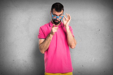 Adam bir şey gösterilen renkli giysileri ile