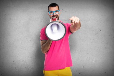 Renkli elbise megafon tarafından bağıran adamla