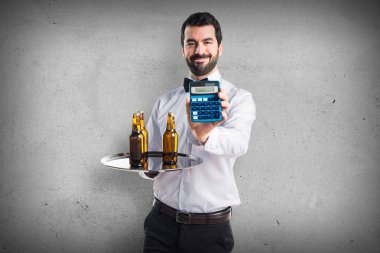 Bira şişe bir hesap makinesi elinde tepsi ile garson