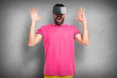 Renkli elbise Vr gözlükle adamla