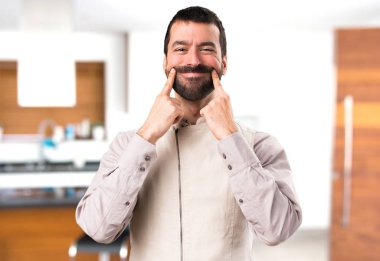 Evin içinde yelek ile mutlu yakışıklı adam