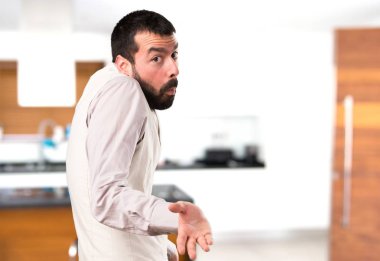 Evin içinde önemsiz jest yapma yelek ile yakışıklı adam