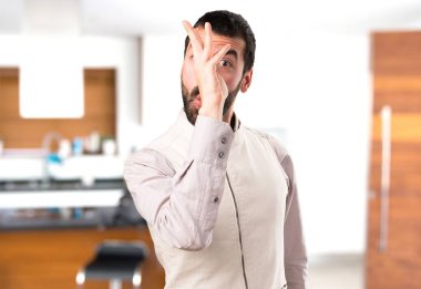 Evin içinde espri yelek ile yakışıklı adam