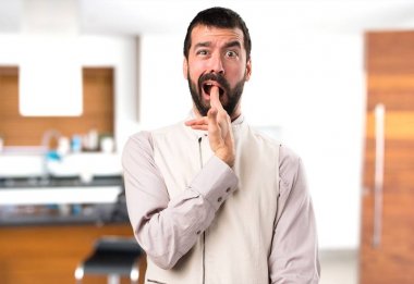 Evin içinde yelek yapımı intihar hareketi ile yakışıklı adam