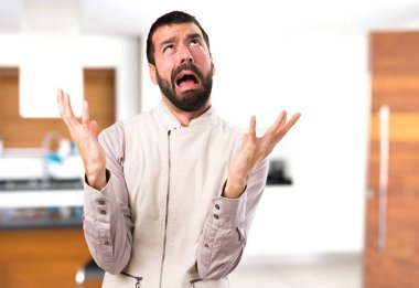 Evin içinde yelek ile sinirli yakışıklı adam