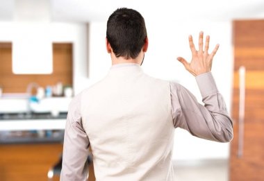 Yakışıklı adamla beş evin içinde sayma yelek