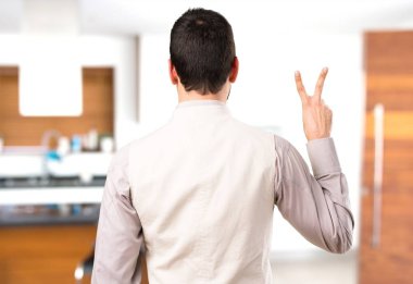 İki evin içinde sayma yelek ile yakışıklı adam