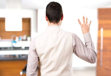 Evin içinde dört sayma yelek ile yakışıklı adam