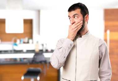 Evin içinde onun ağız kapsayan yelek ile yakışıklı adam