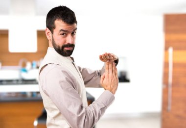 Evin içinde yelek yapımı zaman aşımı hareketi ile yakışıklı adam