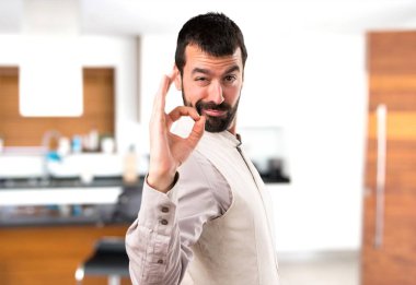 Evin içinde oturum Tamam yapma yelek ile yakışıklı adam