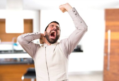 Evin içinde esneme yelek ile yakışıklı adam