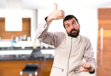 İyi-kötü işaret evin içinde yapım yelek ile yakışıklı adam