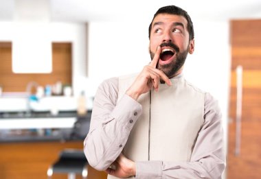 Evin içinde yelek yapımı sürpriz hareketi ile yakışıklı adam