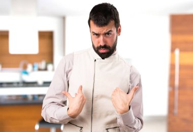 Evin içinde yelek yapımı sürpriz hareketi ile yakışıklı adam