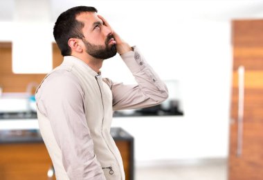 Evin içinde yelek ile yorgun yakışıklı adam