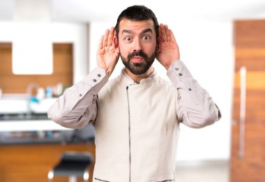 Evin içinde bir şey dinlerken yelek ile yakışıklı adam