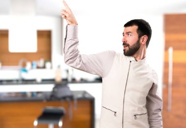 Evin içinde dans yelek ile yakışıklı adam