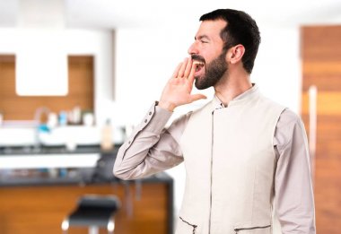 Evin içinde bağırarak yelek ile yakışıklı adam