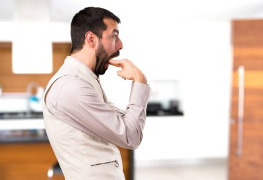 Evin içinde kusma jest yapma yelek ile yakışıklı adam