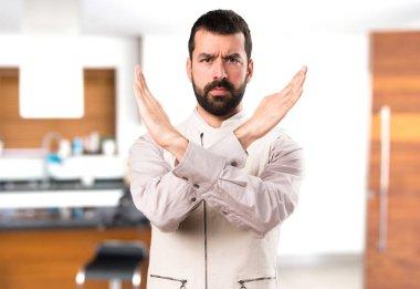 Evin içinde hiçbir jest yapma yelek ile yakışıklı adam