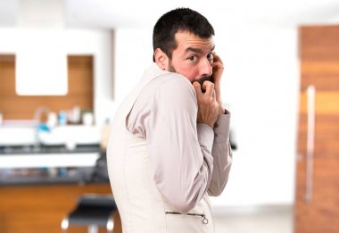 Evin içinde yelek ile korkmuş yakışıklı adam