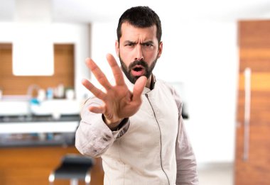 Dur işareti evin içinde yapım yelek ile yakışıklı adam