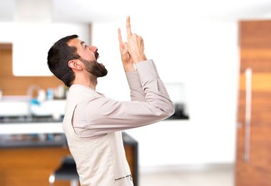 Yelek işaret ile yakışıklı adam evin içine