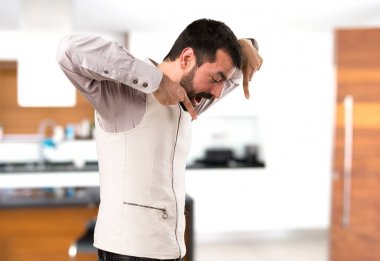 Yelek işaret ile yakışıklı aşağı evin içinde