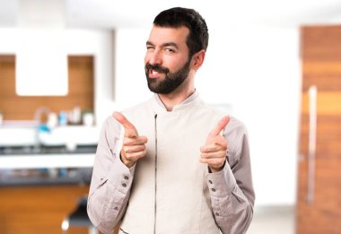 Evin içinde açık işaret yelek ile yakışıklı adam