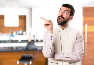 Evin içinde yelek düşünce ile yakışıklı adam