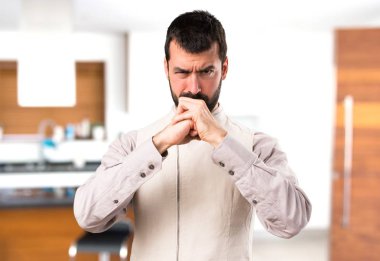 Evin içinde kavga yelek ile yakışıklı adam