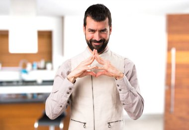 Evin içinde yelek düşünce ile yakışıklı adam