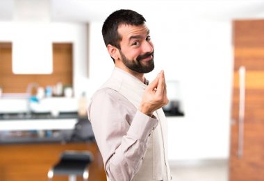 Evin içinde yelek yapım para hareketi ile yakışıklı adam