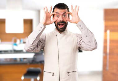 Evin içinde bir gösterilen yelek ile yakışıklı adam