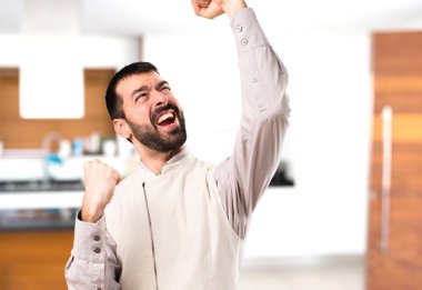 Evin içinde yelek ile şanslı yakışıklı adam