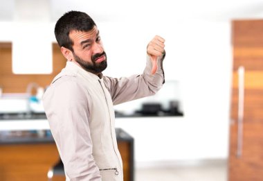 Evin içinde kötü sinyal yapma yelek ile yakışıklı adam