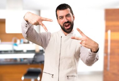 Evin içinde yelek yapımı zafer hareketi ile yakışıklı adam