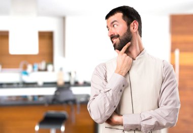 Evin içinde yatay seyir yelek ile yakışıklı adam