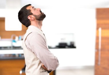 Yelek görünümlü yakışıklı adam evin içine